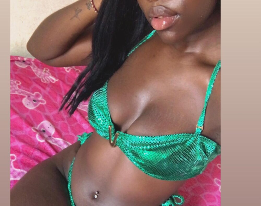 Live sex webcam photo for AyshellChristians #289764318