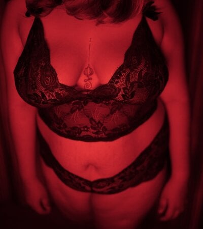 HOTSEXYMALLUGIRL