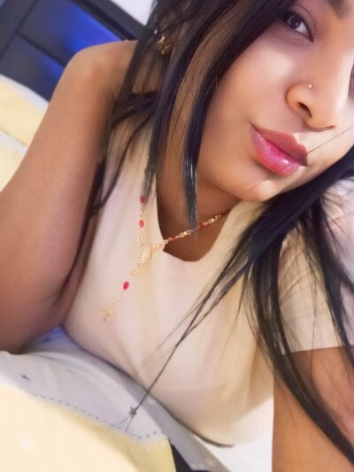 Caramelo20_ Female Bigasslatin Webcam Striptease
