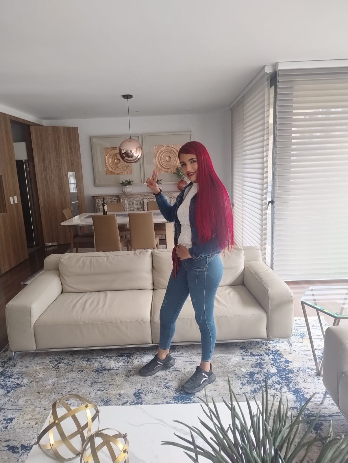 Alessia_Holmes_