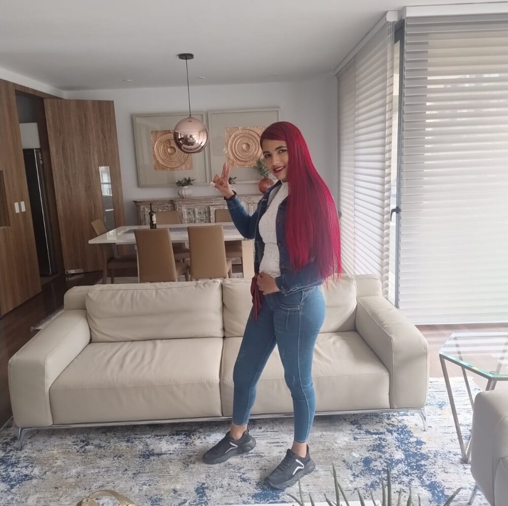 Alessia_Holmes_