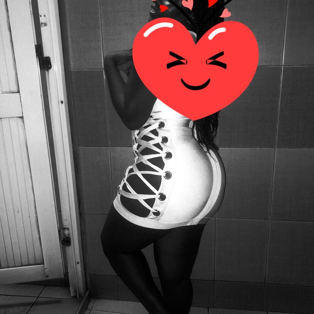 Squirtty_Cheeks live cam model at StripChat