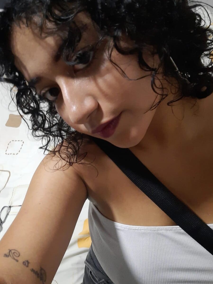 free6cams.com karolboobs-18 livesex profile in im-lying-on-the-bed cams