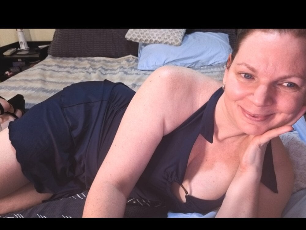 AussieMilf76 live cam model at StripChat