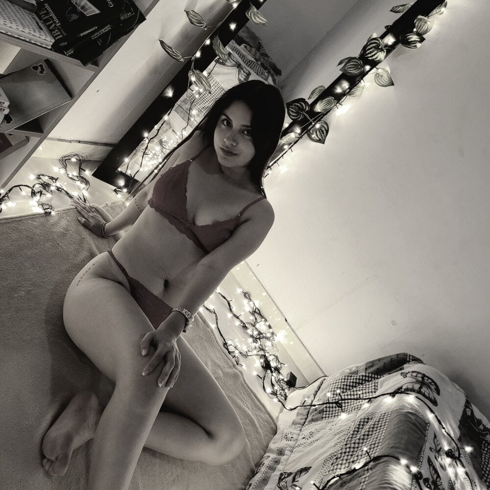 Modelo Webcam SophieBabe01 Chat and Show de Sexo en Vivo Stripchat lésbica 1000x1000 Foto Modelo Webcam SophieBabe01 Chat and Show de Sexo en Vivo Stripchat