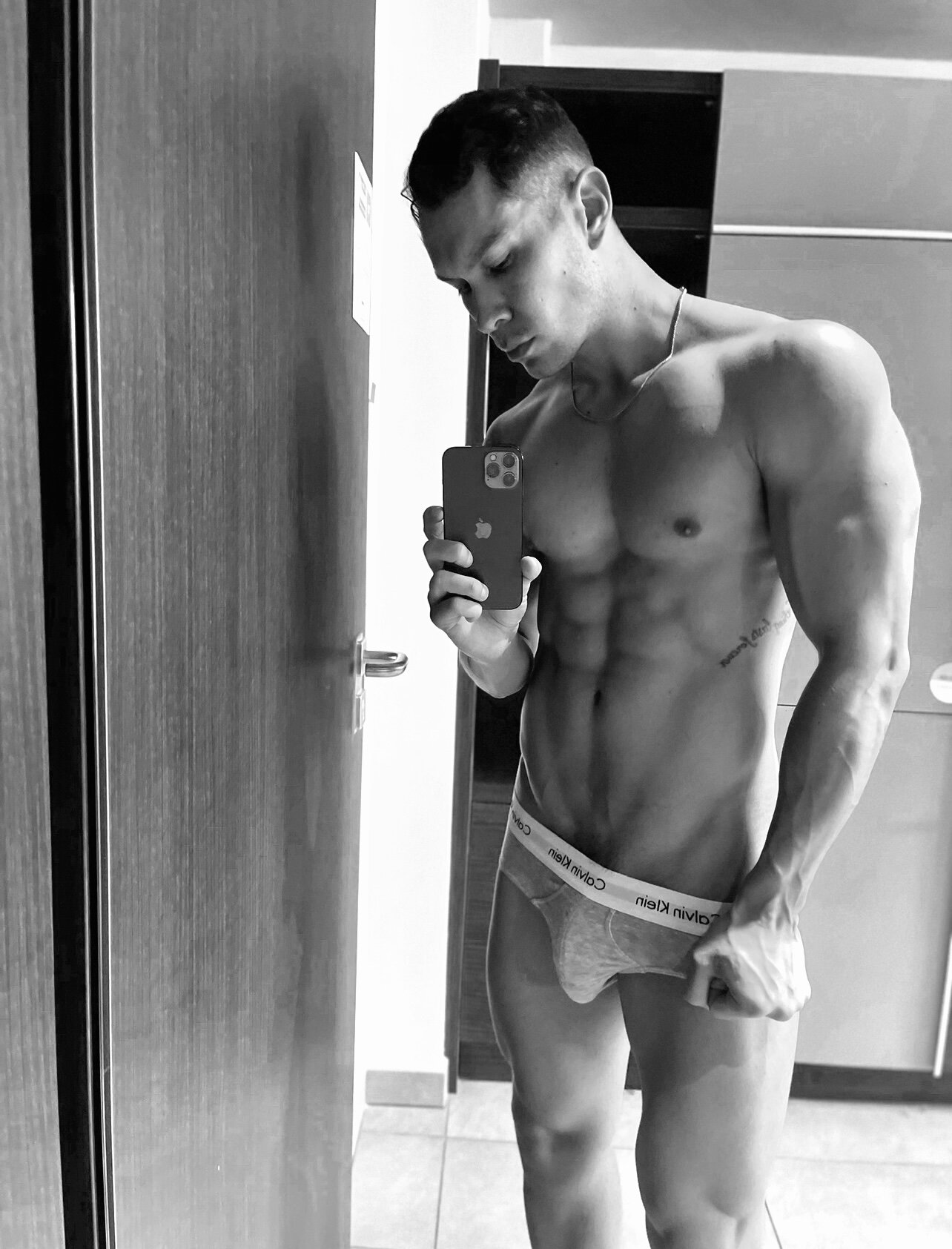 LeoGoldhot1