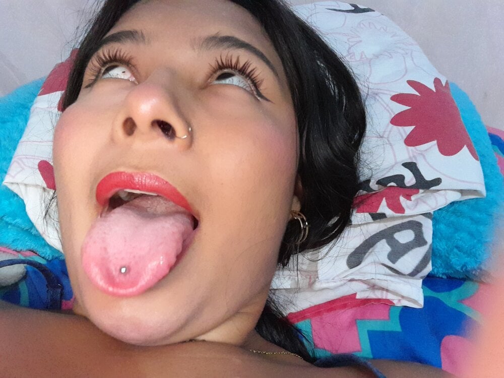 watchgirlcam.com scarlet_mia livesex profile in habibis-mansion cams