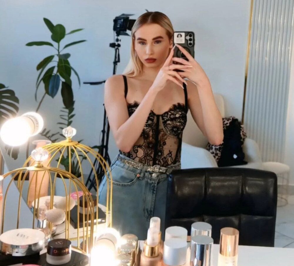 Watch YourMoneyBossNikki live on cam on StripChat