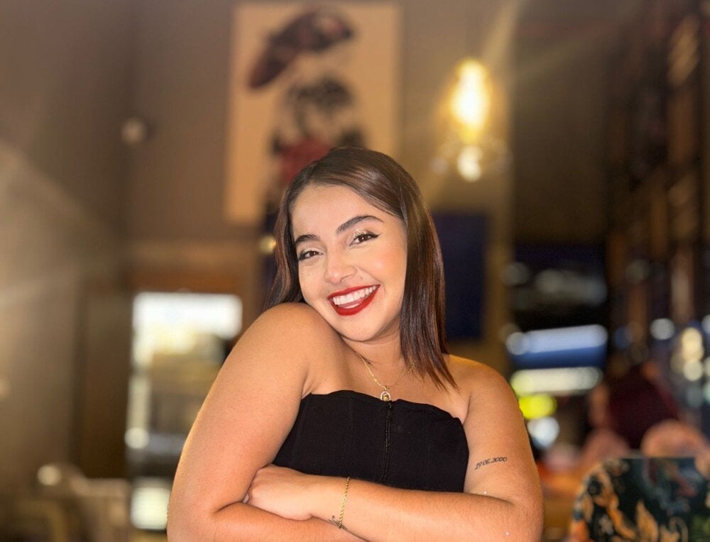 CurvyLia_