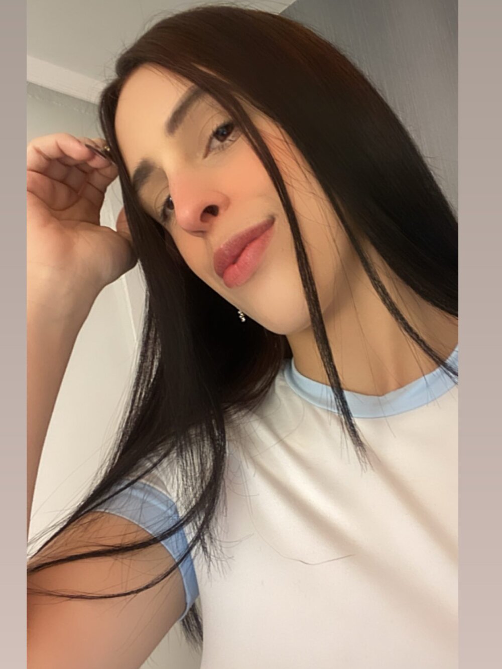 Amira_Milker's Offline XXX Chat