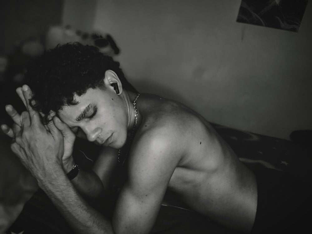 tom_blues from stripchat