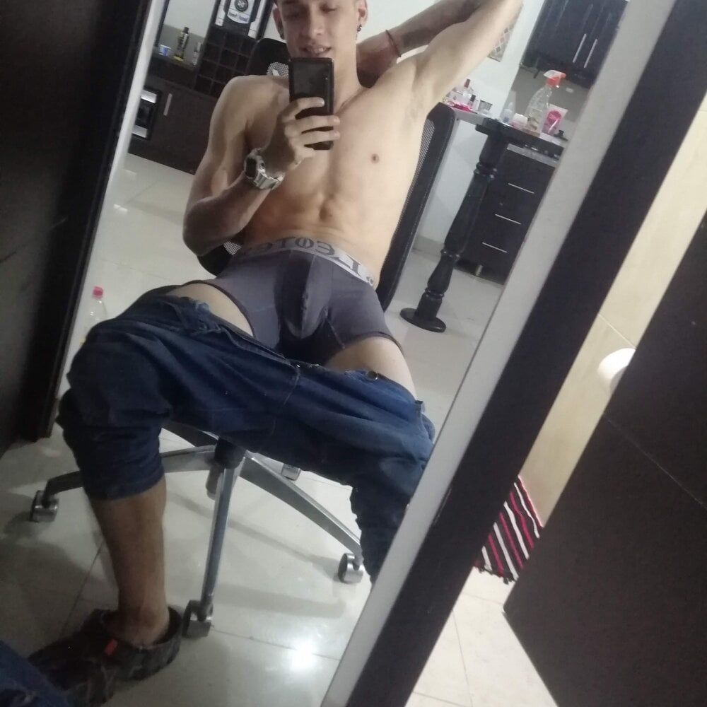 ethanho0t from stripchat