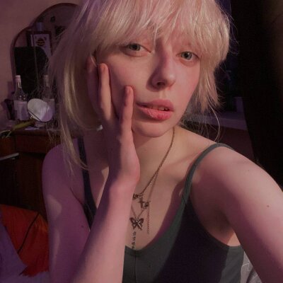 Lora__Sun 🎒 live webcam