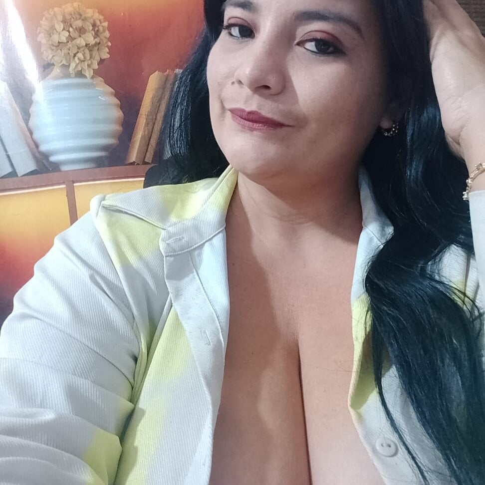 Watch marbellabigtits live on cam at StripChat