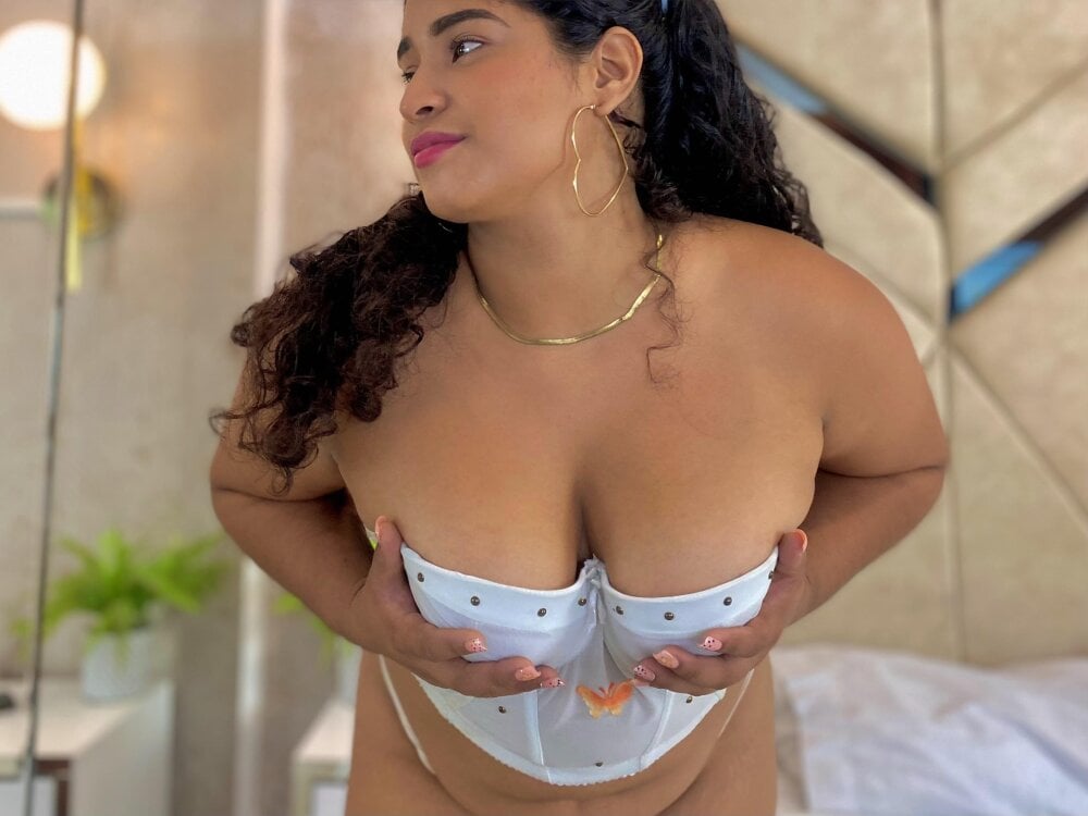 myliveeroticcams.com alana-silva livesex profile in i-live-in-the-sunflower-field cams