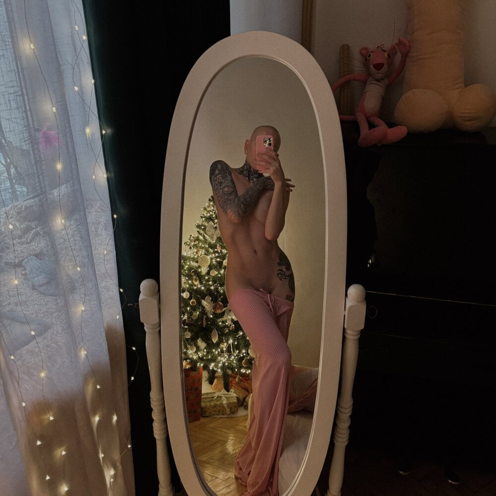 ifuckingtoy_ live cam model at StripChat