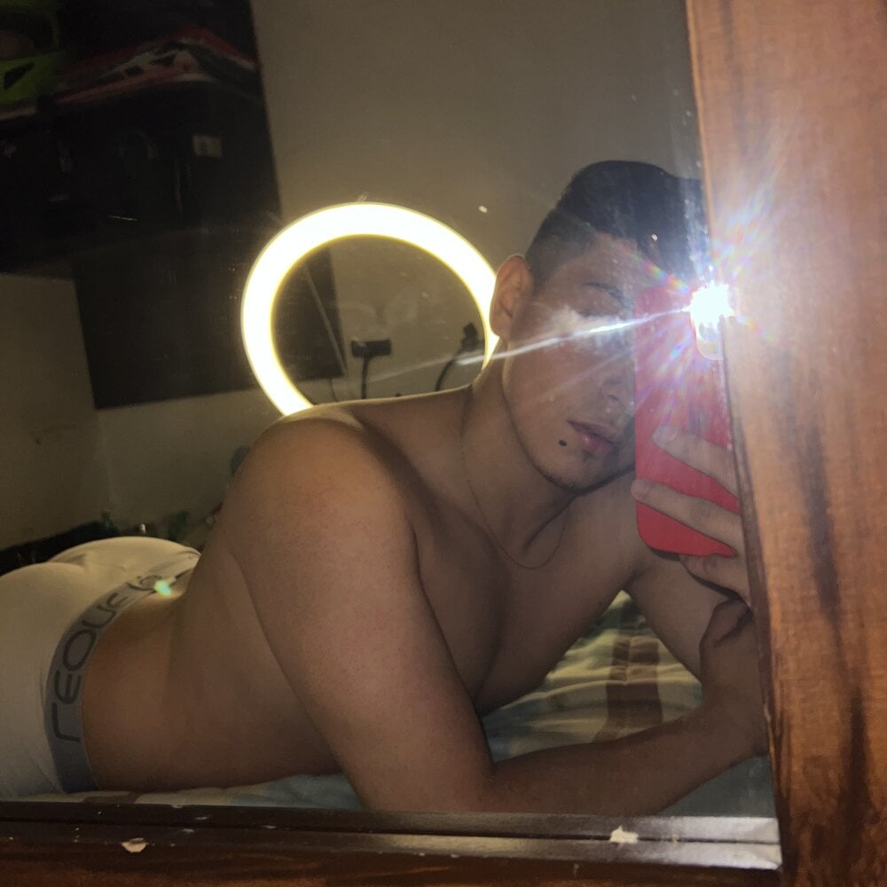 ethan_bust0s from stripchat