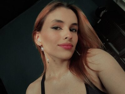 triana_crimson on StripChat