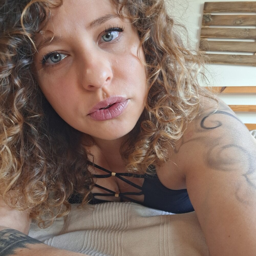 Live sex webcam photo for QuinnHarley1 #290223012