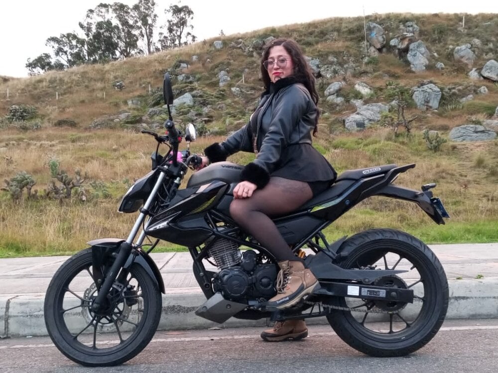 iluvcams.com carito_castanors707 livesex profile in brown-eyes cams