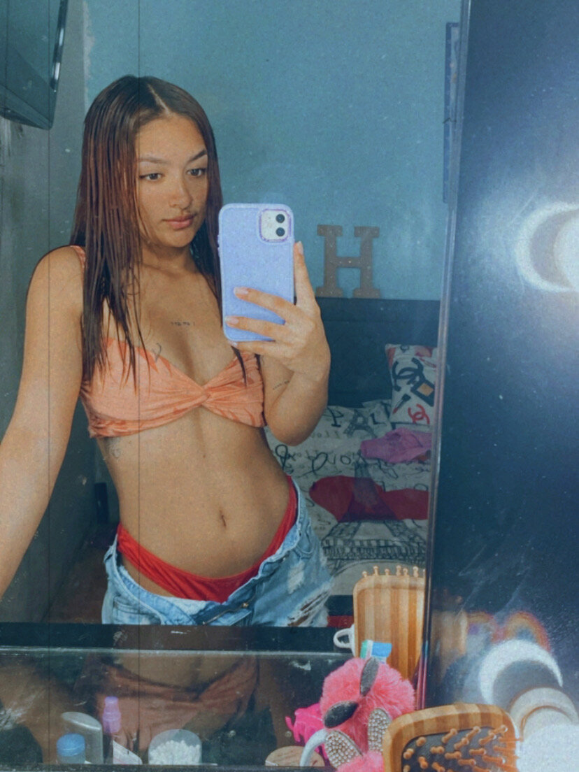 Watch  Emmi-Sex live on cam at StripChat
