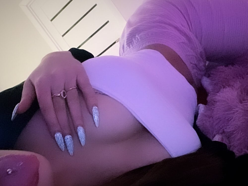 Live sex webcam photo for tiya_tin #287796247