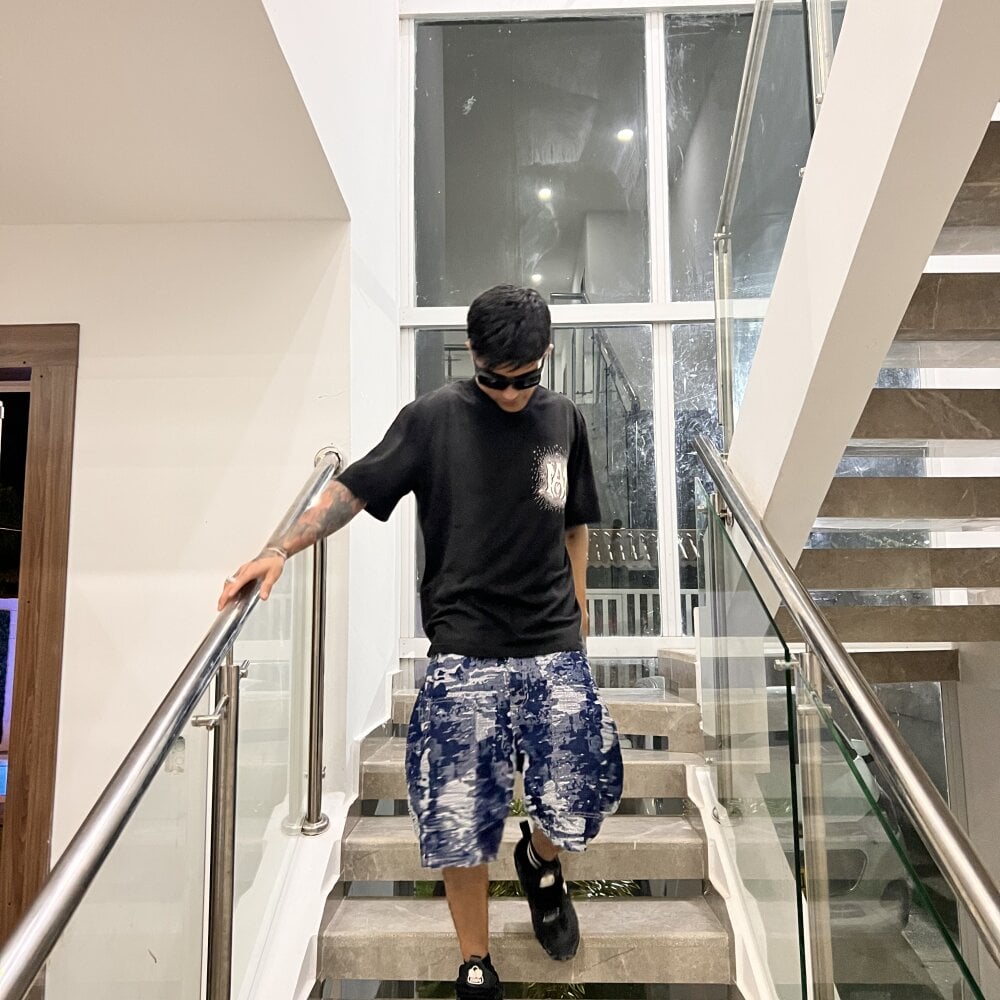 ToreT010n Offline XXX chat