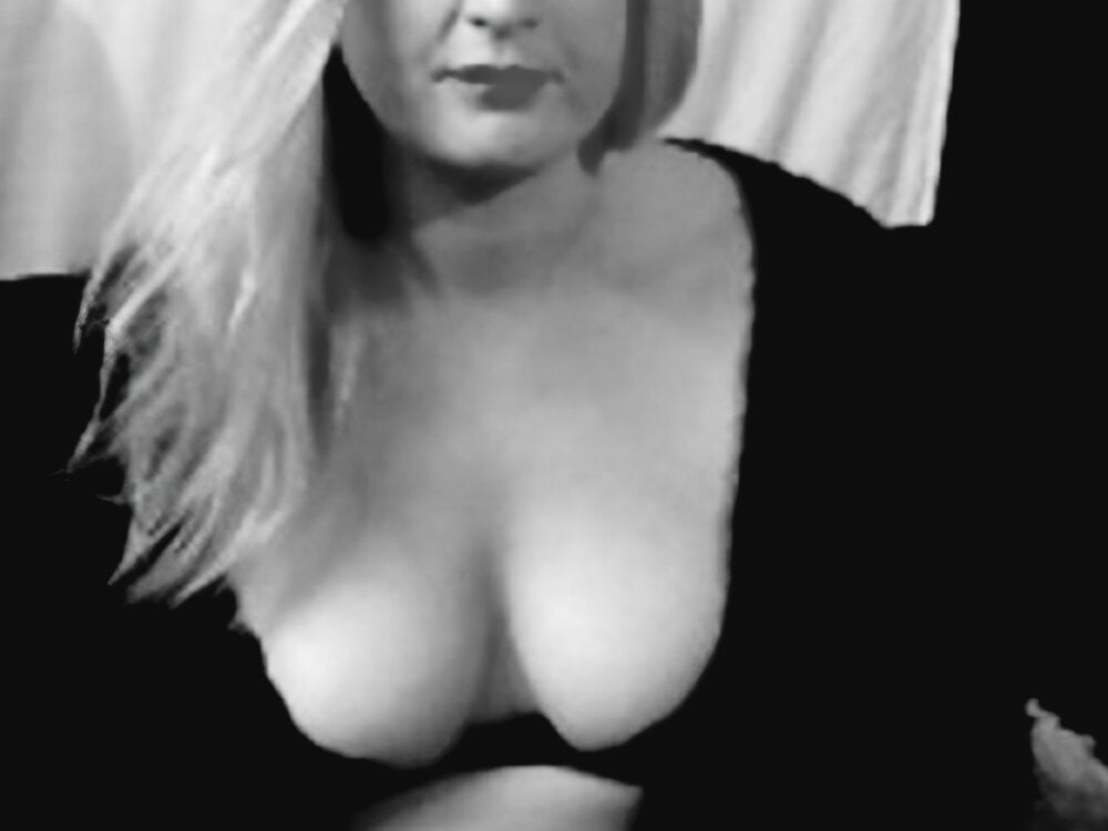 Lena-on-fire's Offline Chat Room