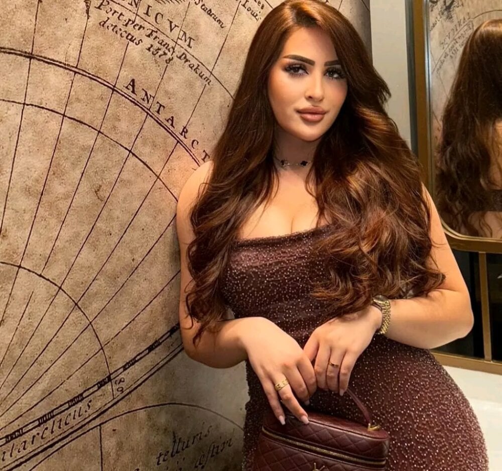 sleekcams.com selia_ livesex profile in in-your-bedroom-sucking-your-balls-dzaddy cams