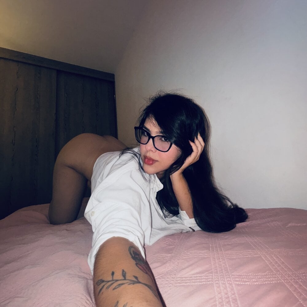 watchgirlcam.com saralawrence_ livesex profile in habibis-mansion cams