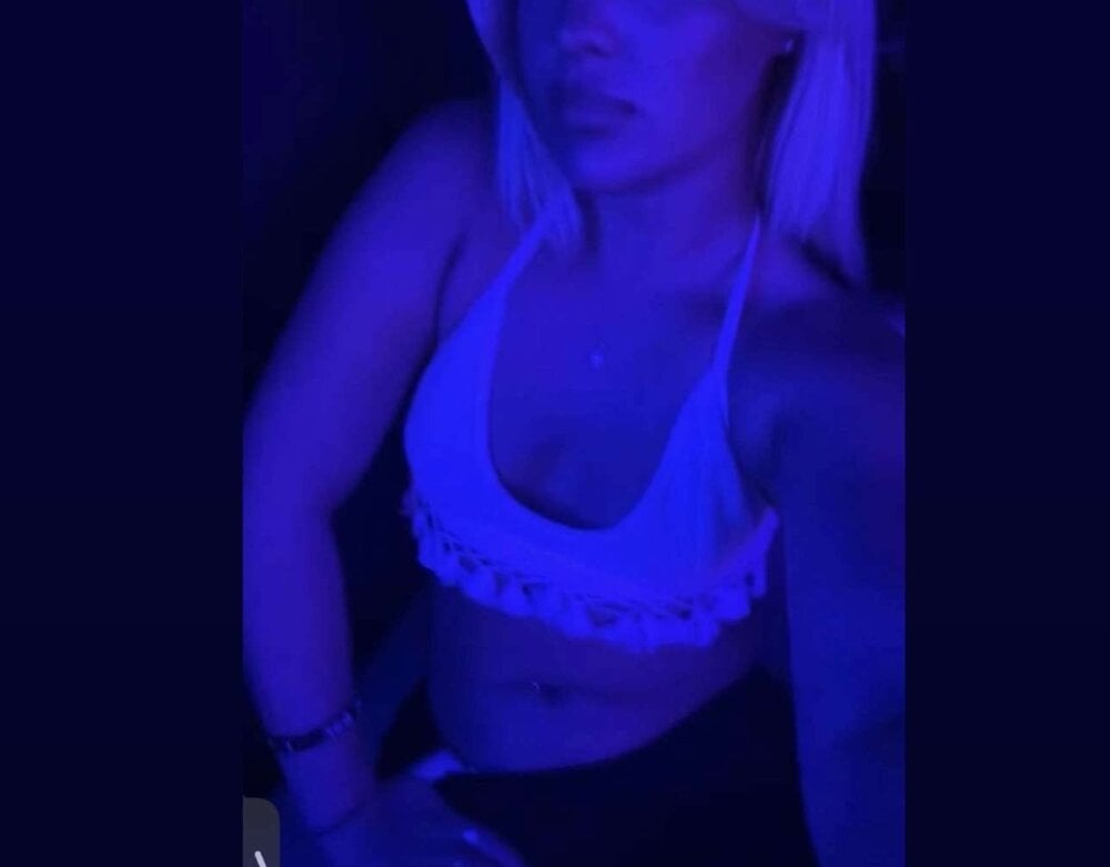 zaraxrain webcam livesex profile on livesex.fan