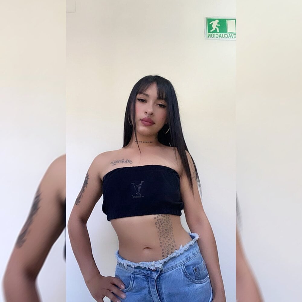 sexlivecamsites.com queen-roose livesex profile in english cams