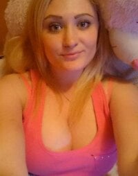 Selinebustyxx's Offline Chat Room