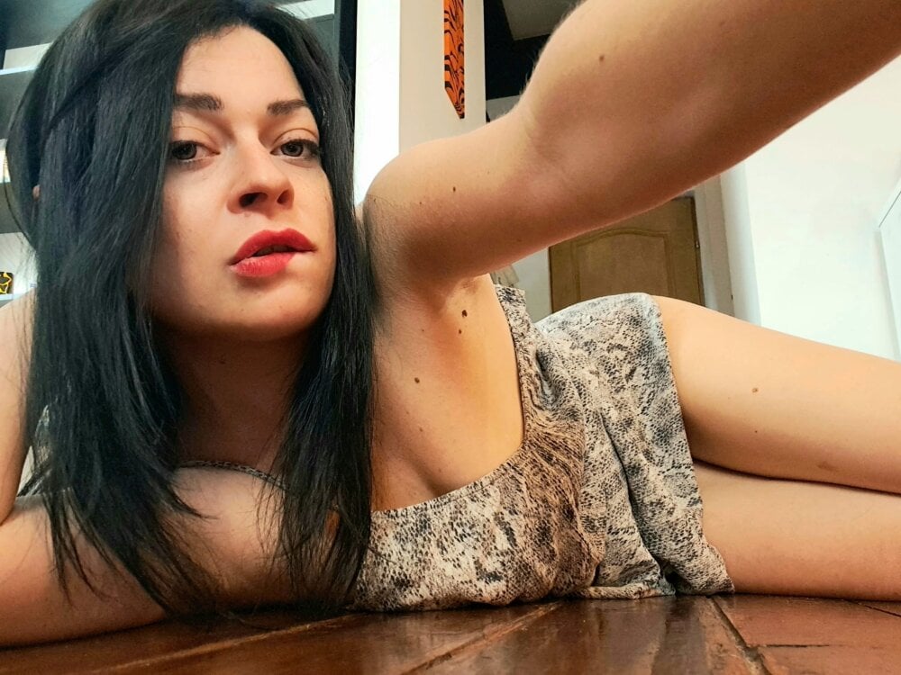 Watch  cosmickittenmeow live on cam at StripChat