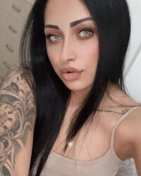 just_Bella000's Offline Chat Room