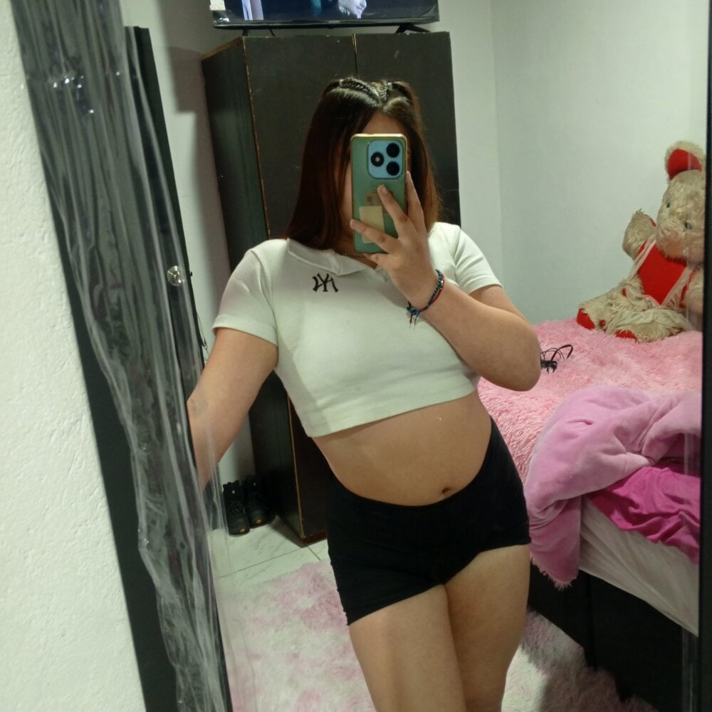 Ximena_20x's Offline Chat Room