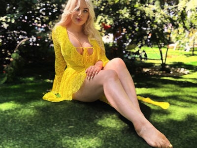 LaraHollywood on StripChat