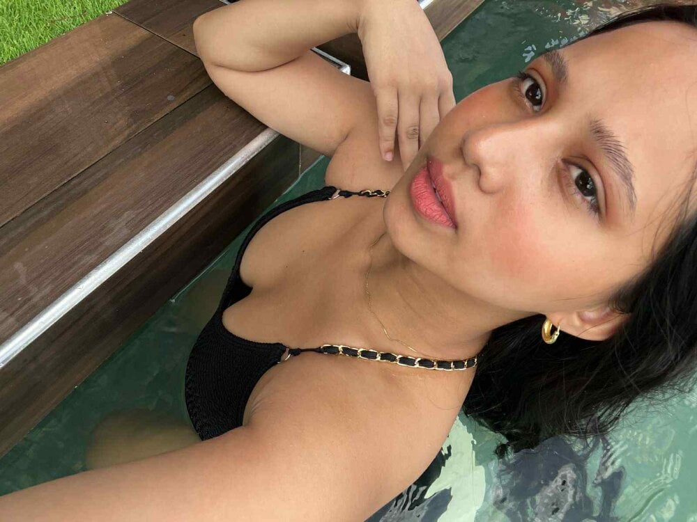 mega-camsex.com maria_stella livesex profile in thin cams