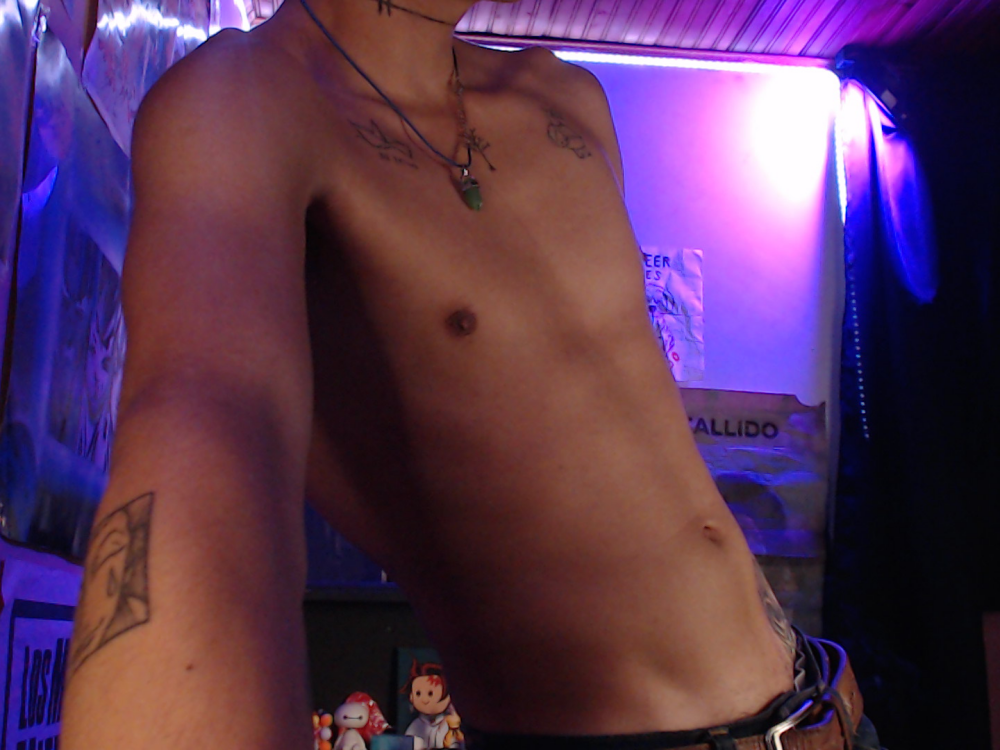 Mikey0Z0 live cam model at StripChat