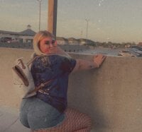 ThicBlondeBimbo's Offline Chat Room
