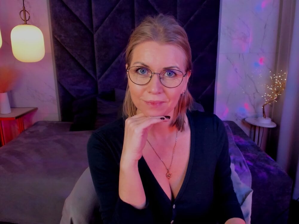 livestrip-joy.com annie_light livesex profile in granny cams