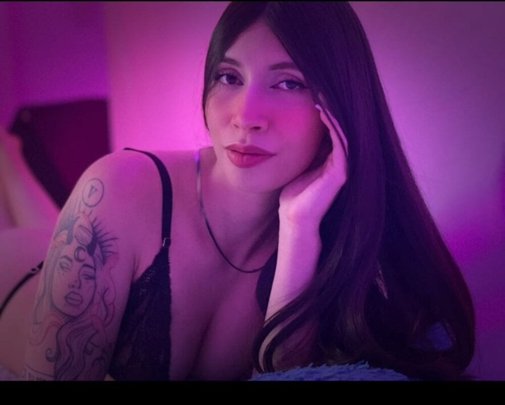 Sophi_Stonne live cam model at StripChat