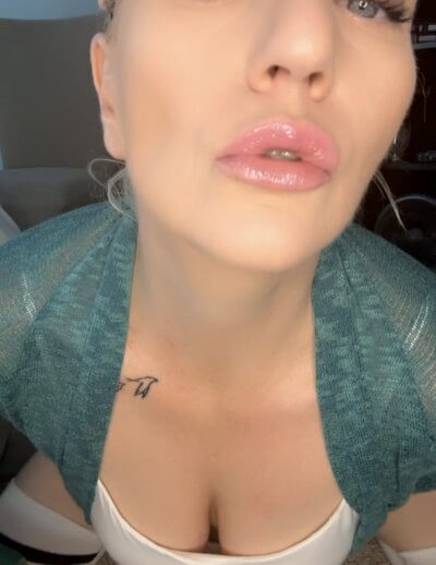 AlessandraBee - handjob