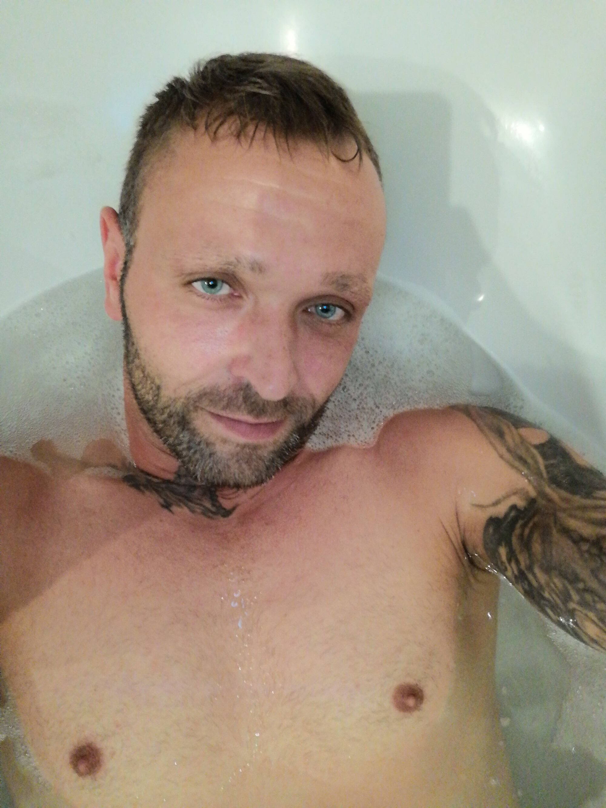 Niceblueeyes081288 live webcam