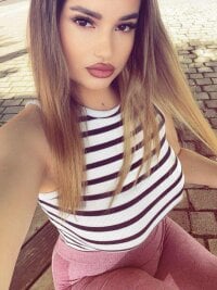 KarlaMilan27's webcam live show