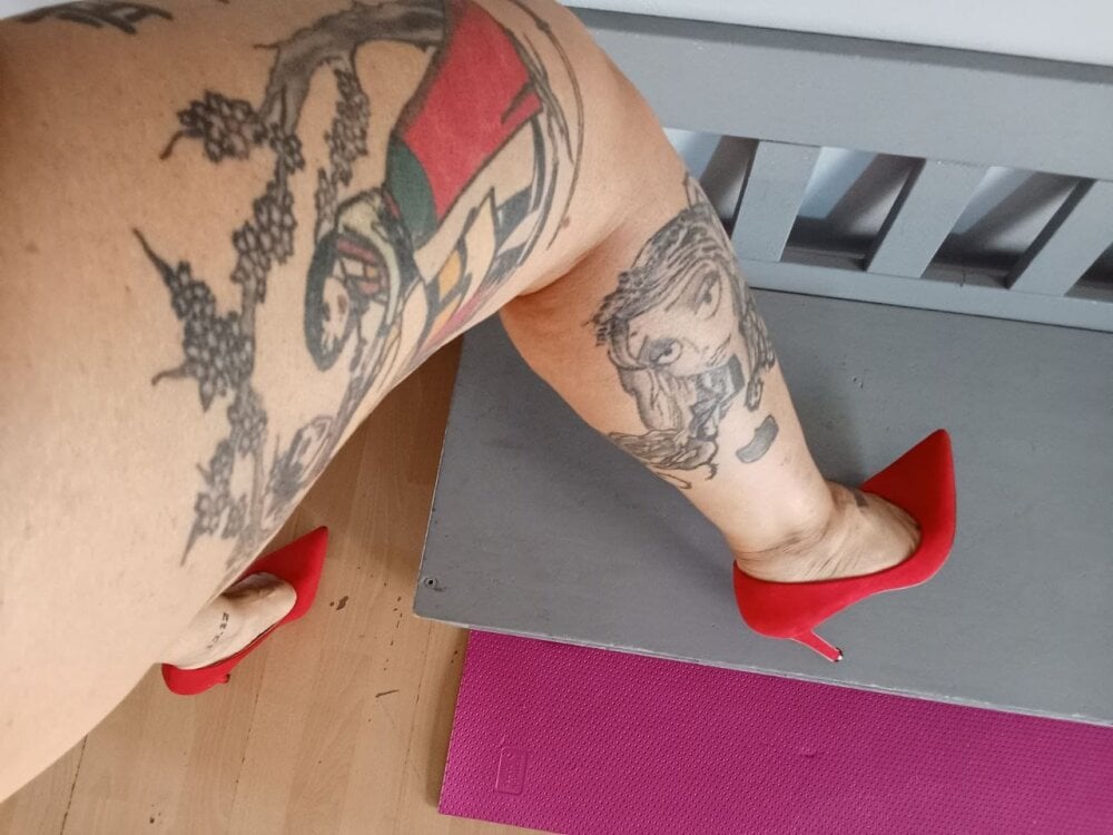 stripchat athena80_sexy webcam profile pic via sexlivecamsites.com