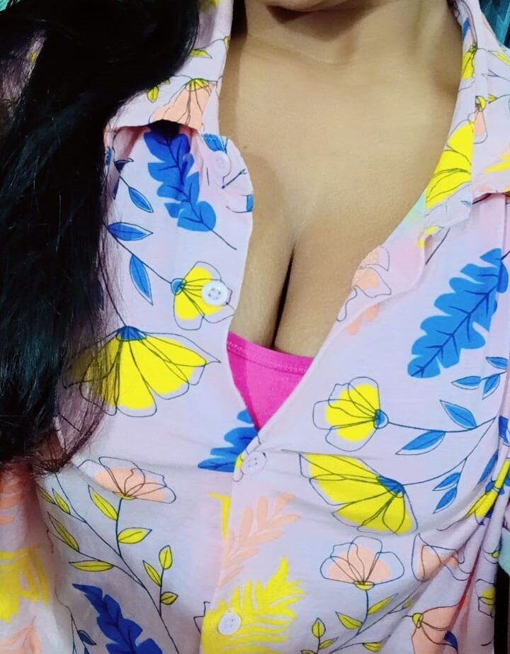 Hotty_Navyaaa live cam model at StripChat