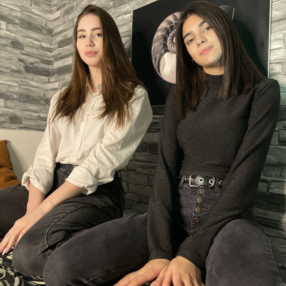 KrissYvett's Offline Chat Room
