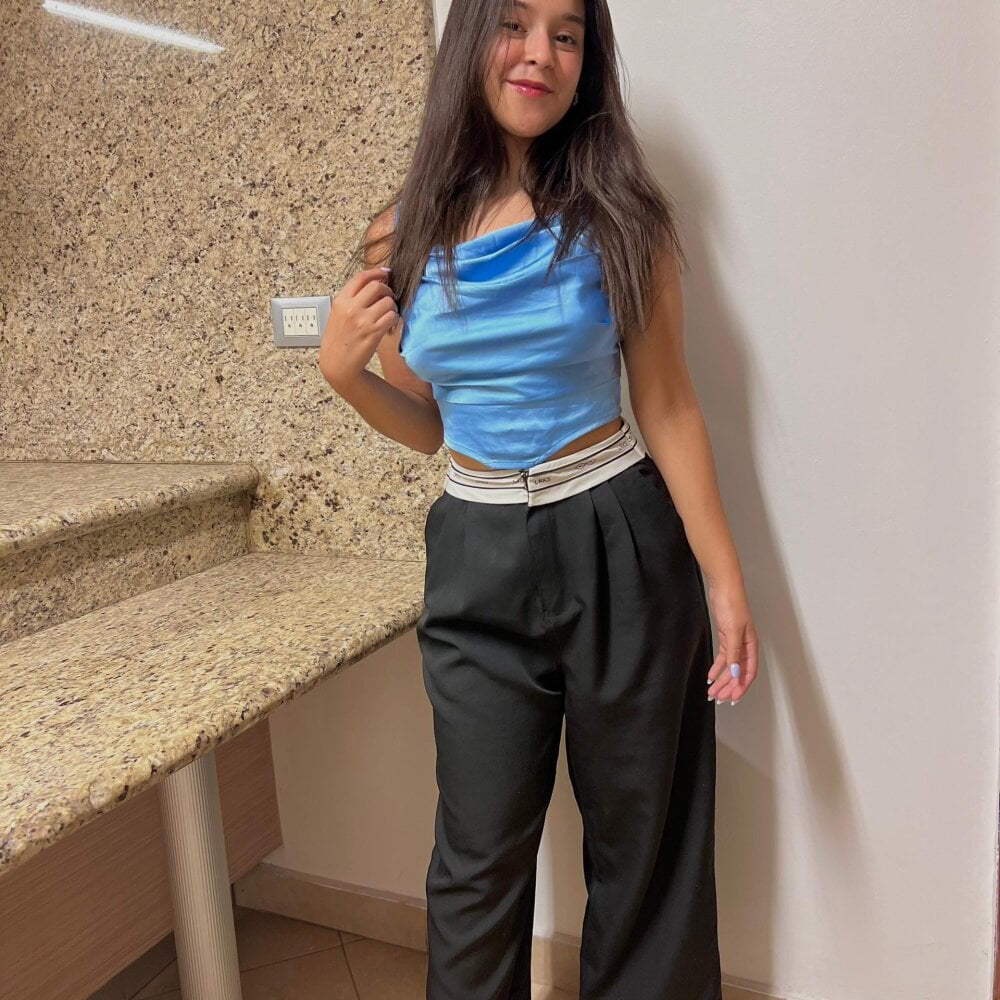 Liz_Gomezz live cam model at StripChat