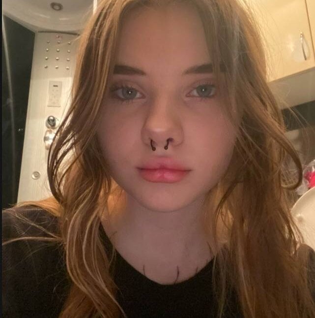 CarolinePepper live cam model at StripChat